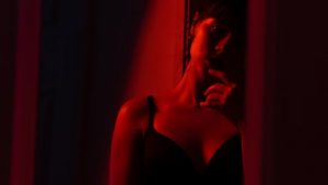 Lingeries para arrasar lingerie preta quarto escuro vermelho