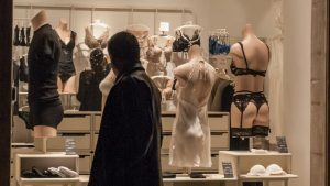 lingeries que os homens mais gostam homem olhando vitrine